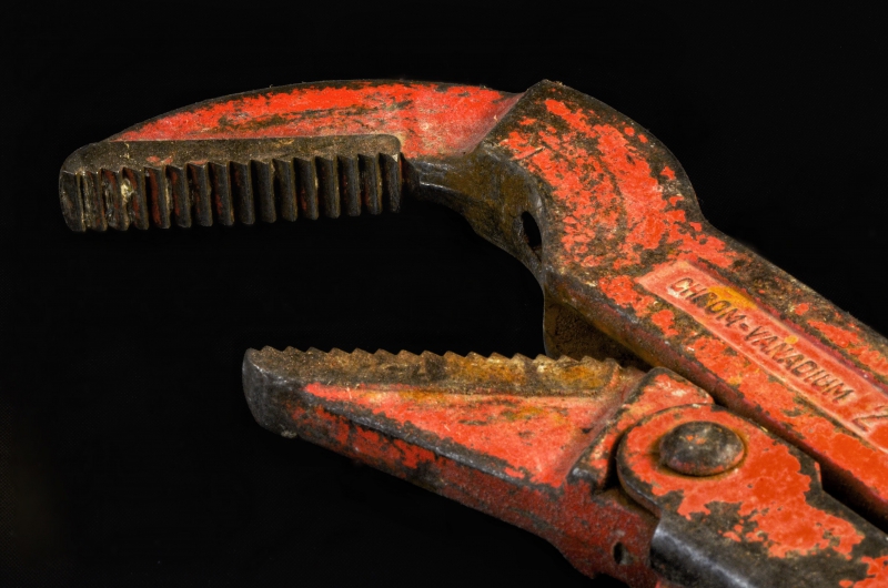 plombier-MONS-min_pipe-wrench-318084